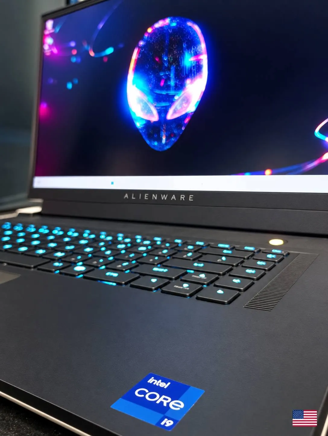 Detalle de la pantalla y teclado RGB de la Alienware x17 R1